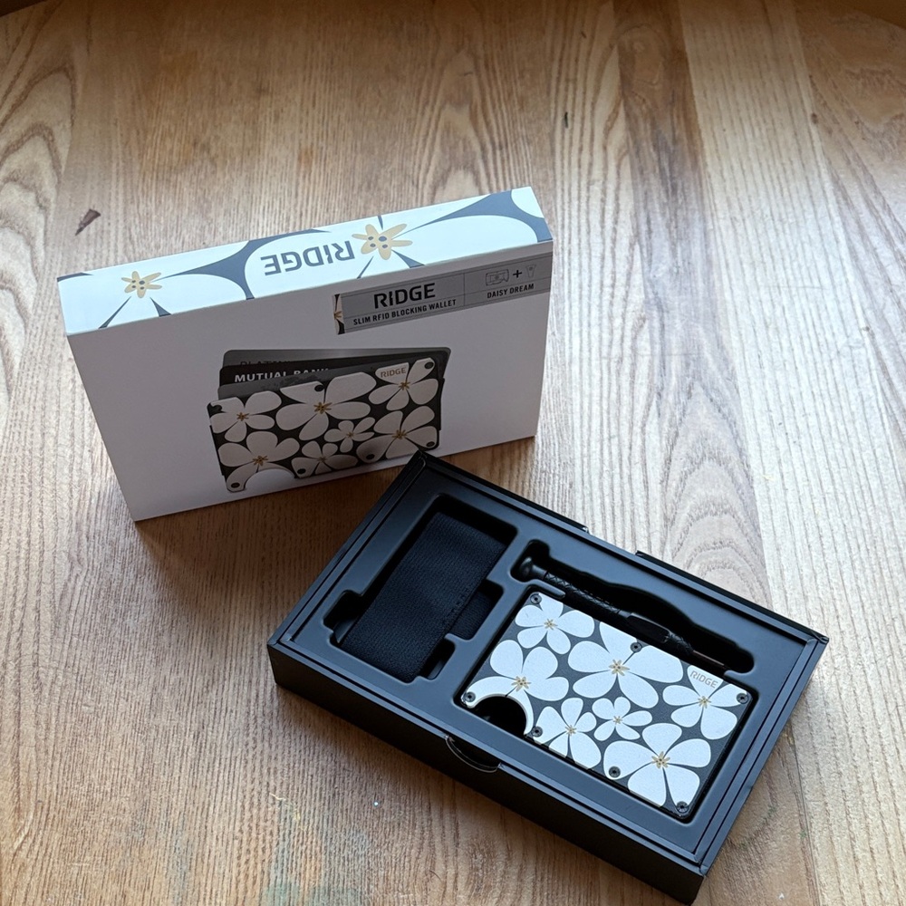 Ridge Daisy Dream RFID Blocking Wallet - White and Gold - Picture 2 of 4